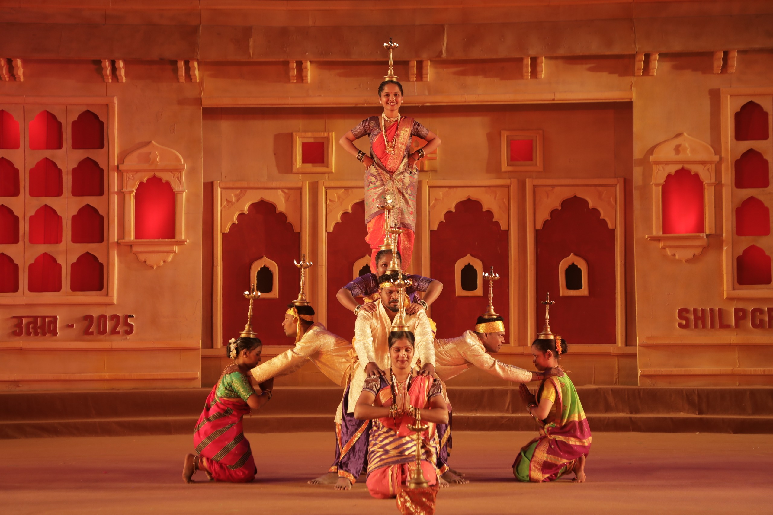 शिल्पग्राम में बंगाल के राय बेंसे लोक नृत्य का छाया जादू