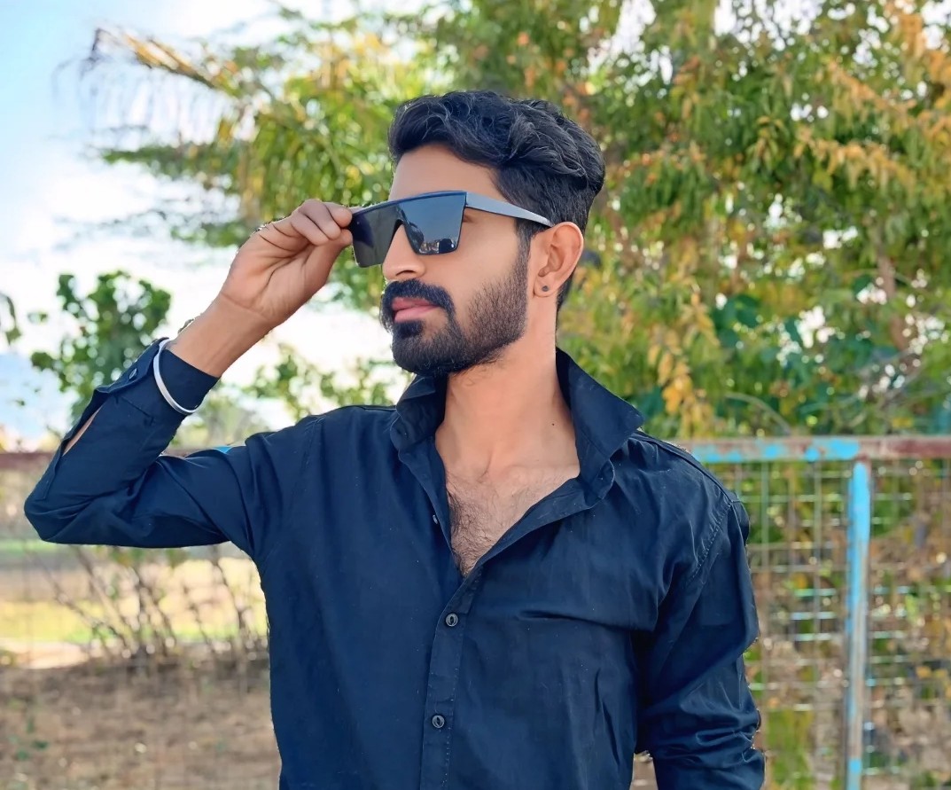 अनियंत्रित होकर पलटी तेज रफ्तार कार, एक युवक की मौत, तीन गंभीर घायल