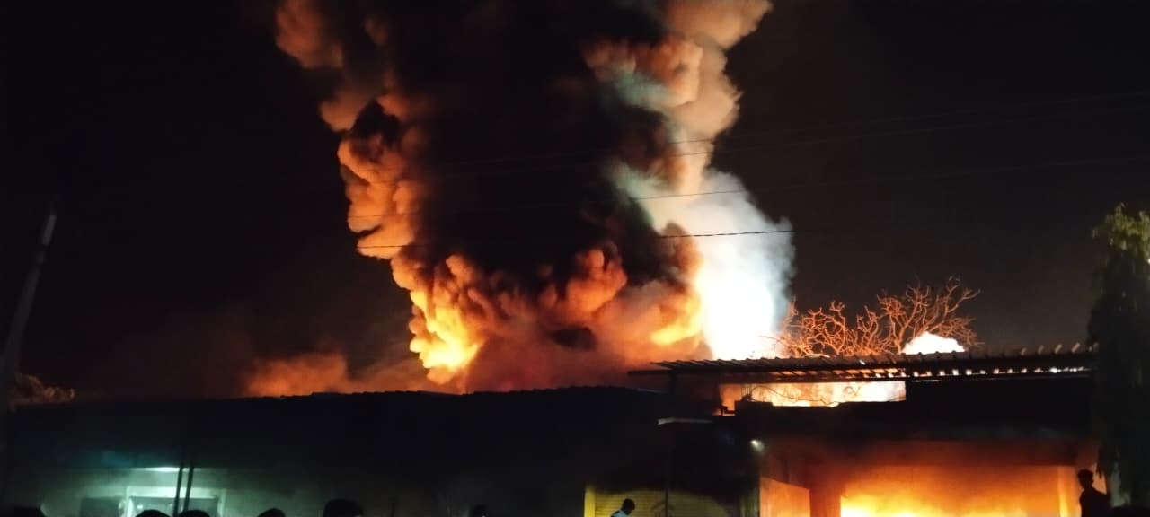 अग्निकांड से तीन दुकानें खाक, लाखों का माल स्वाहा, खाकी की तत्परता से बचा सैकड़ों लोगों का जीवन