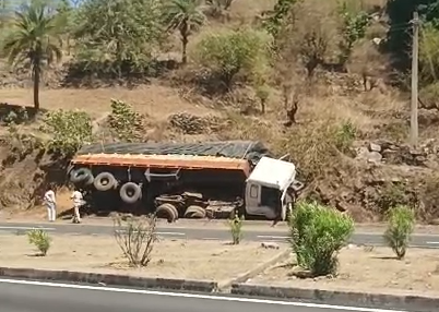 खोखरिया नाल के समीप अनियंत्रित ट्रेलर डिवाइडर पर पलटा, चालक घायल