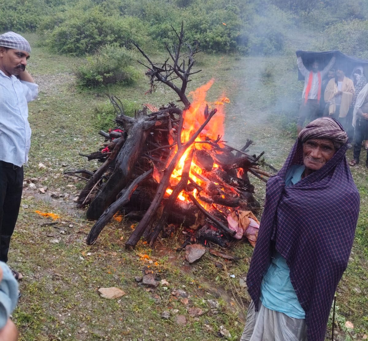 मौत के बाद भी नहीं मिली राहत, बारिश के बीच श्मशान घाट पर अंतिम संस्कार करने को मजबूर ग्रामीण