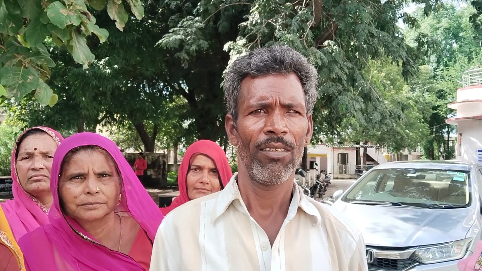 जमीन पर कब्जे का आरोप, कार्रवाई की मांग को लेकर एसडीएम को सौंपा ज्ञापन