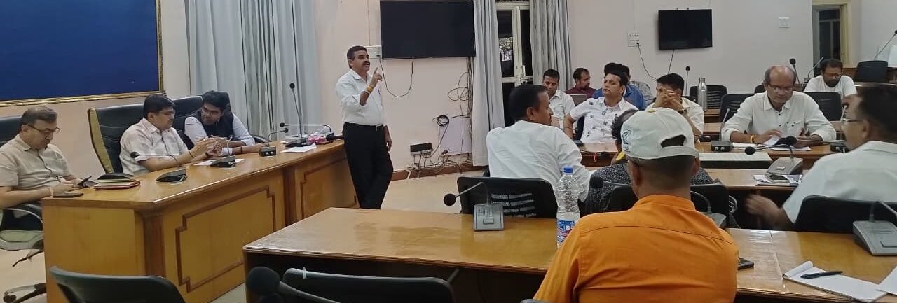 मान्यता प्राप्त राजनीतिक दलों के प्रतिनिधियों और संभावित प्रत्याशियों को नामांकन प्रक्रिया की दी विस्तृत जानकारी